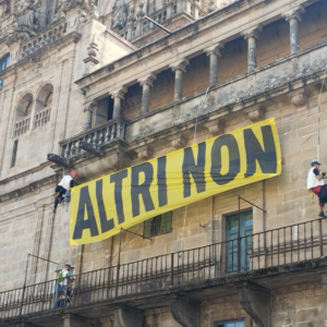 Despliegan una pancarta contra Altri junto a la catedral de Santiago de Compostela
