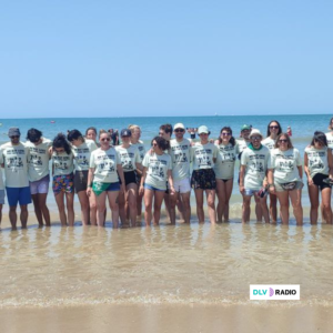 Una cadena humana denuncia los impactos de la turistificación en la playa de Valdelagrana (Cádiz)