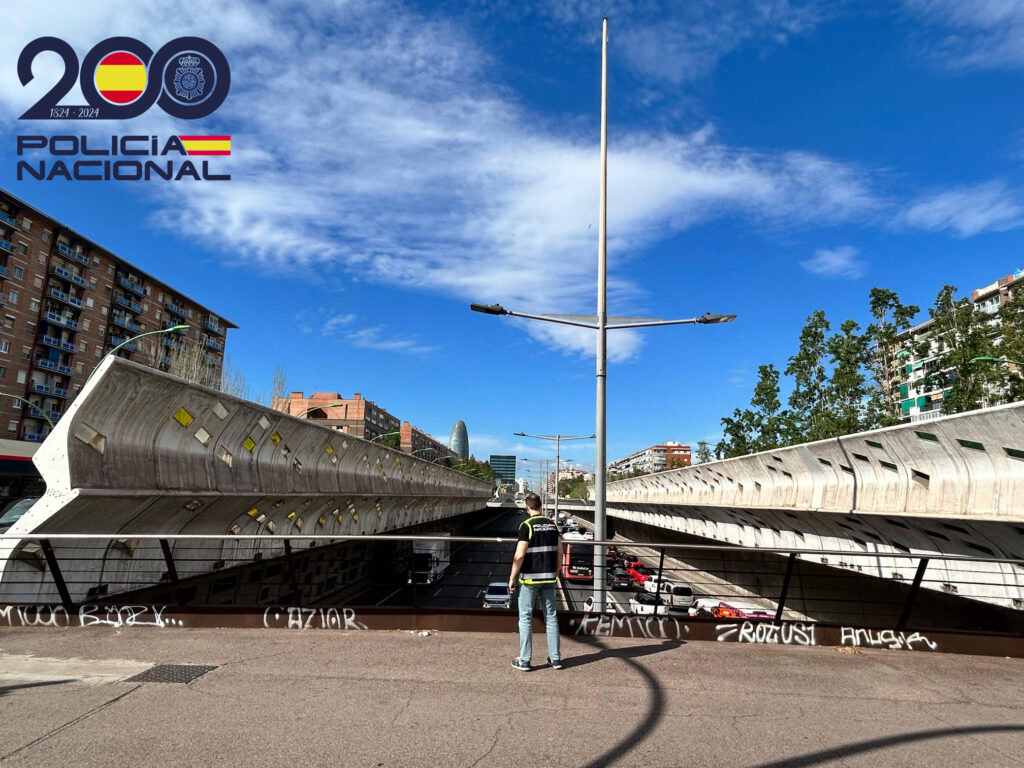 Un Policía Nacional fuera de servicio salva la vida a una joven que iba a arrojarse al vacío desde un puente