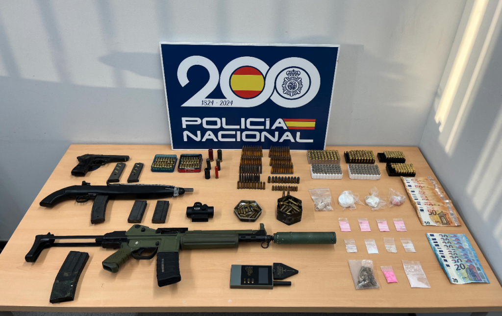 Intervenidas en Terrassa dos armas de guerra y una pistola a dos detenidos vinculados con un grupo de narcotraficantes