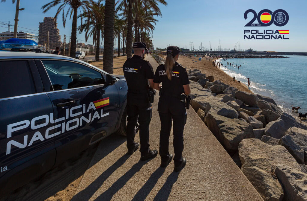 Agentes de la Policía Nacional fuera de servicio salvan la vida a un bañista de morir ahogado en la Playa de Sa Boadella (Girona)