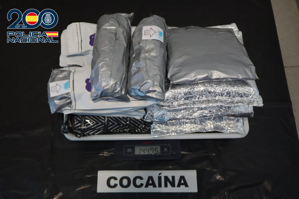 La Policía Nacional detiene a un pasajero de avión en un "vuelo caliente", que portaba más de 14 kilogramos de cocaína en su maleta