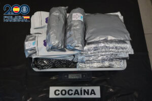 La Policía Nacional detiene a un pasajero de avión en un "vuelo caliente", que portaba más de 14 kilogramos de cocaína en su maleta