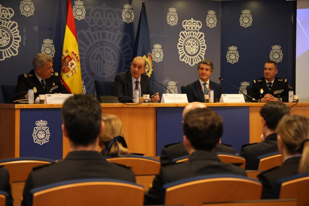 La Policía Nacional y Amifp presentan su calendario para 2026 cuyos beneficios se destinarán a personas con discapacidad
