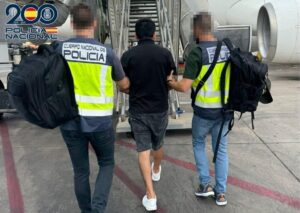 La Policía Nacional expulsa a dos agresores sexuales y a un traficante de drogas a sus países de origen