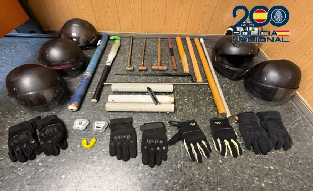 Lucha contra la violencia en el deporte  La Policía Nacional ha detenido a 162 personas por incidentes violentos en el fútbol durante la primera vuelta de la temporada 2025-2026  	Estos arrestos son el resultado de las 15 operaciones realizadas por las Brigadas Provinciales y Locales de Información, coordinadas por la Comisaría General de Información  	La mayoría de los detenidos están implicados en delitos de riña tumultuaria, desórdenes públicos, lesiones y pertenencia a grupo criminal  	La labor preventiva de los grupos de Información ha permitido neutralizar decenas de "quedadas" para enfrentamientos directos entre grupos ultras deportivos  Agentes de la Policía Nacional han realizado un total de 162 detenidos, presuntamente vinculados a grupos radicales en el ámbito futbolístico, durante la primera mitad de la temporada 2025-2026. Estas detenciones se enmarcan en 15 operaciones de investigación desarrolladas en diversas provincias españolas.  Respuesta contundente contra la violencia en el deporte  Las operaciones, lideradas por expertos en violencia en el deporte de las áreas de Información de la Policía Nacional, se iniciaron a raíz de diversas reyertas y otros altercados violentos entre grupos ultras del fútbol. Esos hechos sucedieron principalmente con ocasión de eventos deportivos, pero también en otros incidentes sin motivo de ningún partido.  A los arrestados se les imputan presuntos delitos que van desde desórdenes públicos, riña tumultuaria y lesiones hasta delitos contra los derechos fundamentales y libertades públicas y la pertenencia a grupo criminal, dado que muchos de estos colectivos actúan bajo estructuras jerarquizadas y con premeditación en sus acciones violentas.  El perfil predominante de los detenidos corresponde a varones, de entre 18 y 40 años, con antecedentes previos en delitos relacionados con el orden público, y vinculados a facciones radicales de distintas ideologías.  Prevención estratégica: neutralización de "quedadas"  Además de las detenciones por hechos ya consumados, la Policía Nacional subraya la eficacia de su estrategia preventiva. La labor de los grupos de Información ha permitido detectar y desactivar numerosos enfrentamientos planificados entre grupos ultras rivales.  Estas intervenciones preventivas desarrolladas gracias a la coordinación entre servicios policiales, el seguimiento de los desplazamientos de radicales a otras ciudades y su posterior interceptación, identificación y control, han evitado varios enfrentamientos. Con ello se ha logrado proteger no solo a los aficionados que acuden pacíficamente a los estadios, sino también al resto de la ciudadanía y evitar daños en el mobiliario público. En varios de estos dispositivos se han incautado objetos peligrosos como defensas extensibles, bengalas, material pirotécnico y protectores bucales, confirmando la naturaleza violenta de estas reuniones.  Un ejemplo destacado tuvo lugar el 1 de noviembre de 2025, con motivo del partido entre el Atlético de Madrid y el Sevilla C.F. en Madrid. La actuación conjunta de la Comisaría General de Información, la Brigada Provincial de Información y los servicios de Seguridad Ciudadana permitió impedir el enfrentamiento violento entre los grupos ultras “Frente Atlético” y “Biris Norte”. Además se localizó abundante material, oculto entre matorrales en una zona frecuentada por el Frente Atlético, que sería presuntamente utilizado para agredir a su rival.   Otro dispositivo relevante se desarrolló el 30 de noviembre de 2025, dos días antes del encuentro entre el Sevilla C.F. y el Real Betis Balompié. La Policía Nacional tuvo conocimiento de una “quedada” entre “Biris Norte”, “United Family” y “Supporters Gol Sur”. La rápida activación de las unidades de seguridad ciudadana permitió detener a catorce radicales e intervenir material destinado a la reyerta.  Prevención en partidos internacionales y en categorías inferiores  Gracias a la colaboración entre servicios policiales de diferentes países, a nivel internacional también se ha logrado impedir enfrentamientos violentos entre grupos ultras deportivos.   Así sucedió con motivo del partido de Conference League que enfrentó al SK Slovan Bratislava y  el Rayo Vallecano que tuvo lugar en Eslovaquia el día 28 de noviembre de 2025 cuando, las unidades de Información de la Policía Nacional,  facilitaron datos relevantes a los servicios policiales de Eslovaquia sobre el desplazamiento de miembros de ¨Bukaneros¨ a Bratislava y que a la postre frustraría el probable enfrentamiento entre estos y el grupo radical ¨Ultras Slovan¨, de ideología extrema opuesta.  La labor preventiva también se extiende a categorías inferiores y otros deportes. Así, un dispositivo reforzado en el partido entre el Talavera Club de Fútbol y el Club Deportivo Careño, celebrado el 30 de noviembre de 2025 en Talavera de la Reina (Toledo), permitió neutralizar un enfrentamiento violento entre aficionados radicales de ambos equipos. Durante el operativo se incautó abundante material que sería utilizado en la reyerta.  La Policía Nacional recuerda que mantiene una política de “tolerancia cero” frente a comportamientos extremistas y violentos. Asimismo, se destaca la implicación de otras instituciones y organismos como la unidad de delitos de odio y discriminación de la Fiscalía General del Estado o LALIGA.