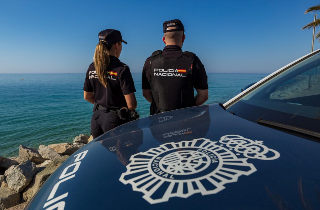 Dos policías nacionales salvan a una mujer a la que encontraron dentro del mar agarrada a uno de los salientes del dique