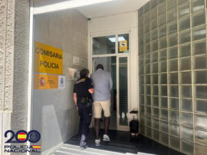 La Policía Nacional materializa la expulsión de un ciudadano extranjero “multirreincidente” que tenia atemorizados a los vecinos de un barrio de Figueras
