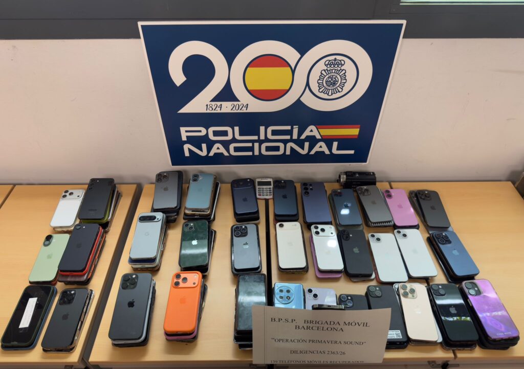 La Policía Nacional detiene a un individuo con 139 teléfonos móviles sustraídos en un autobús con destino Rumanía