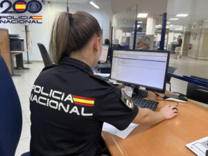 La Policía Nacional detiene a un varón por la venta fraudulenta de citas falsas para trámites de extranjería