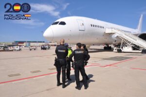 La Policía Nacional materializa la expulsión de 21 ciudadanos extranjeros multirreincidentes que se encontraban en situación irregular