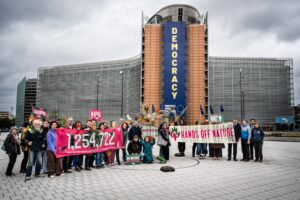Más de 1,25 millones de personas exigen a la Unión Europea que frene el debilitamiento de sus leyes ambientales